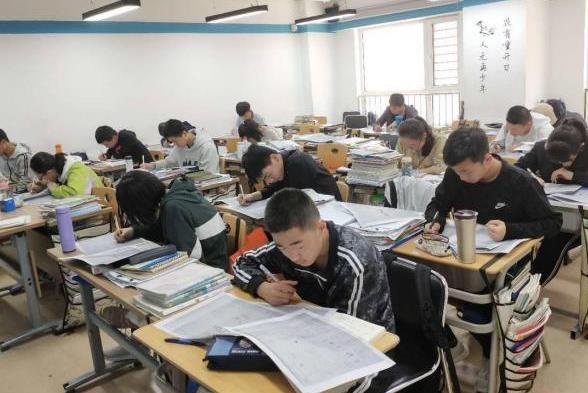 網(wǎng)傳“中考禁止復讀，落榜生只能念技校”是謠言，官方辟謠并提醒關(guān)注自費留學中介服務(wù)